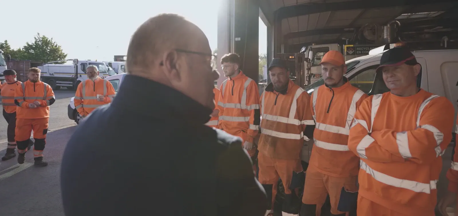 Thierry Theys s’adressant aux équipes THEYS au dépôt